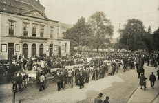 41462 Gezicht op de veemarkt op het Vredenburg te Utrecht; links een gedeelte van de voorgevel van de stadsschouwburg ...